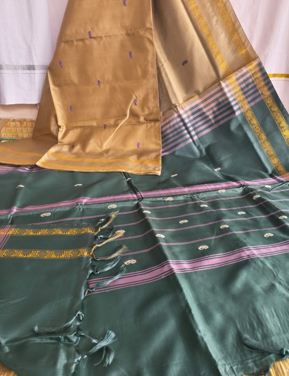 Vaazhai Naar Pattu ( Beige and dark green )