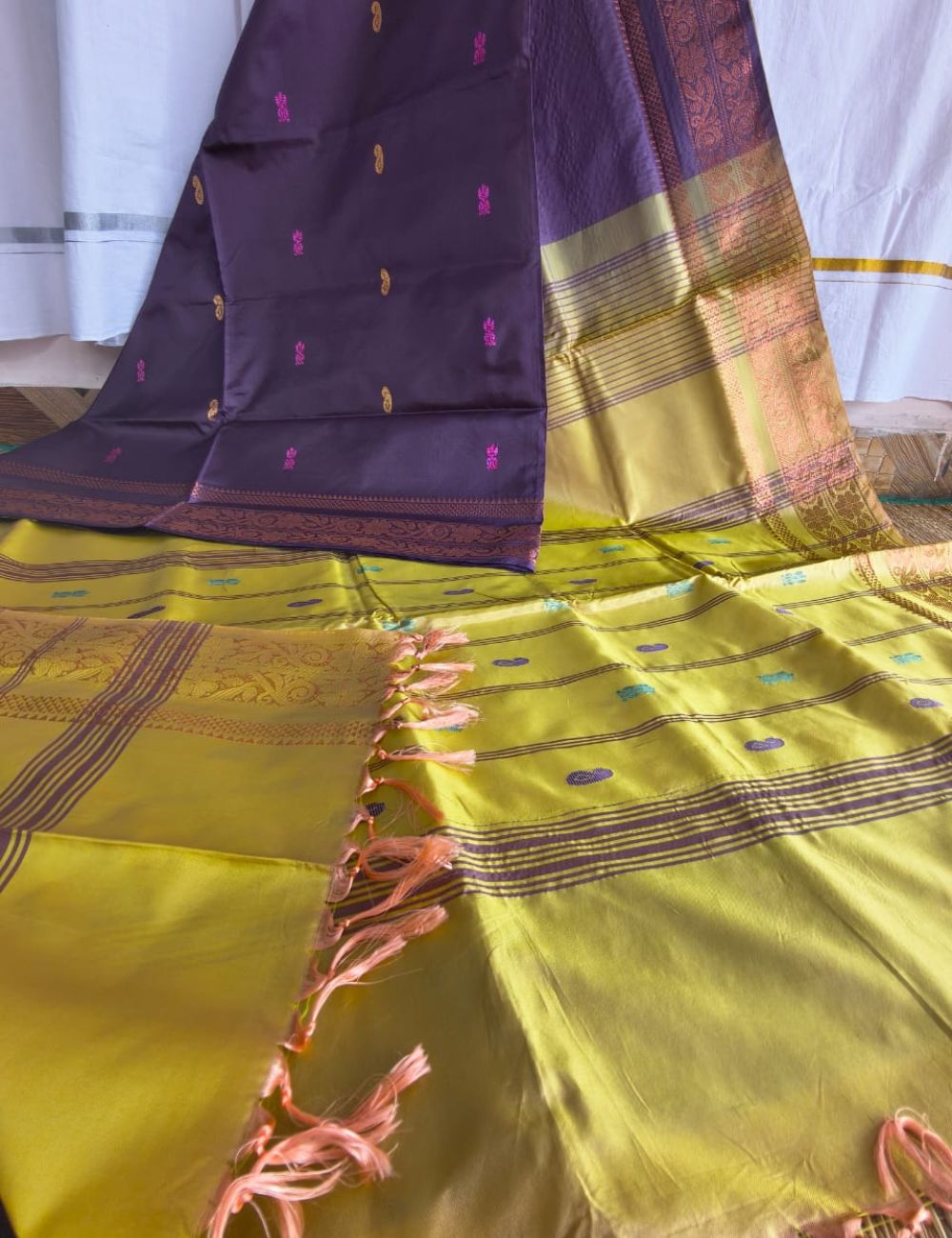 Vaazhai Naar Pattu ( Brownish purple and yellowish green)
