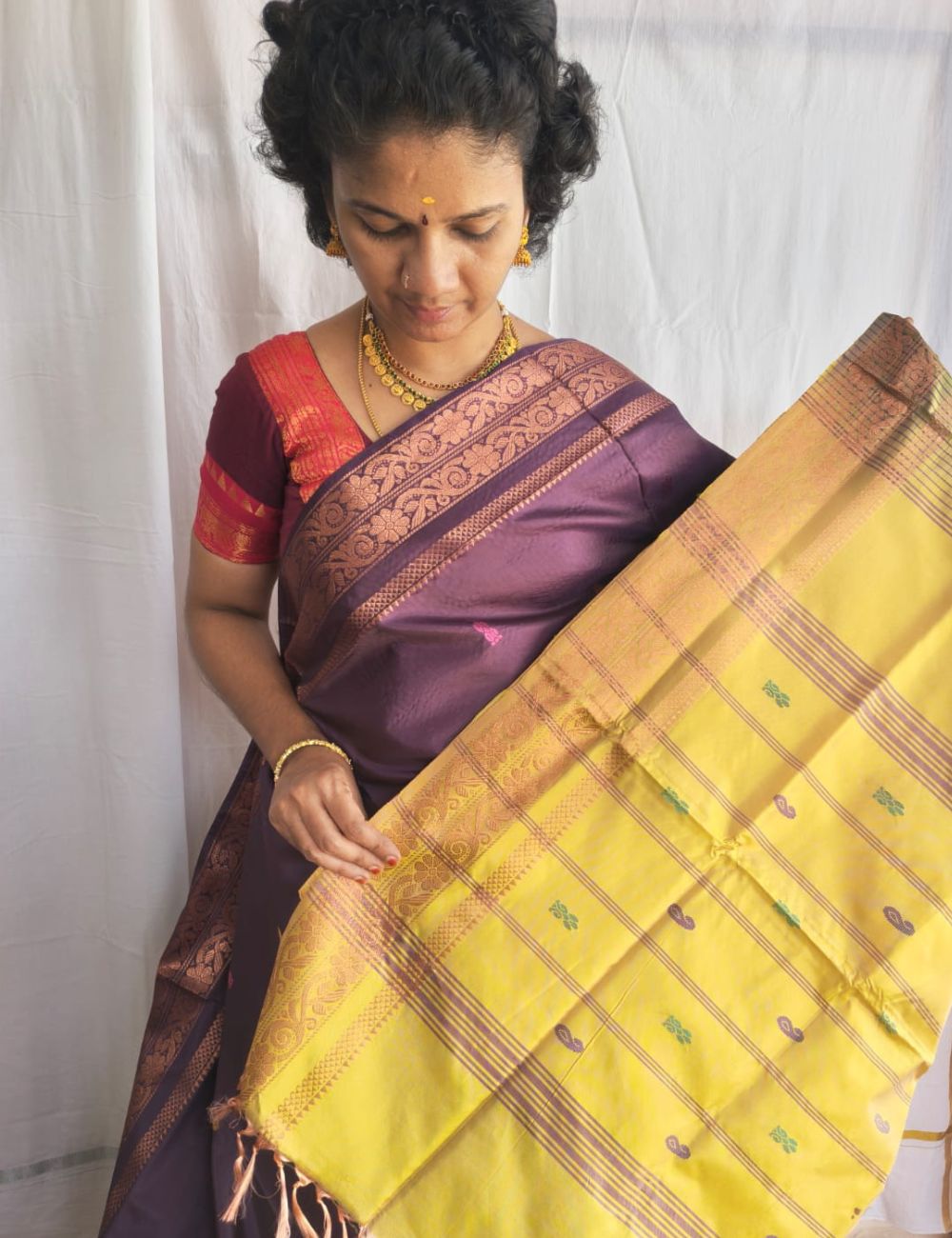 Vaazhai Naar Pattu saree with Brownish purple and yellowish green combination with traditional border and tussels.